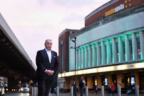 Eventim-Chef Klaus-Peter Schulenberg vor dem Eventim Apollo in London: Das Unternehmen dominiert den Veranstaltungsmarkt in Europa (Foto: Muir Vidler)