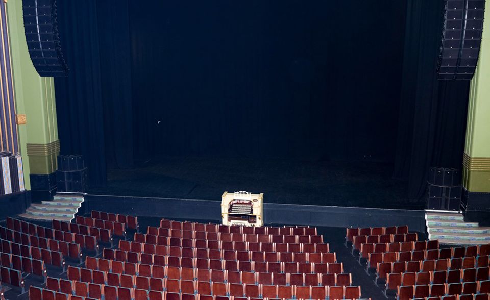 Im früheren Hammersmith Odeon sind fast alle Größen der Musikgeschichte aufgetreten. Die Orgel vor der Bühne ist denkmalgeschützt (Foto: Muir Vidler)