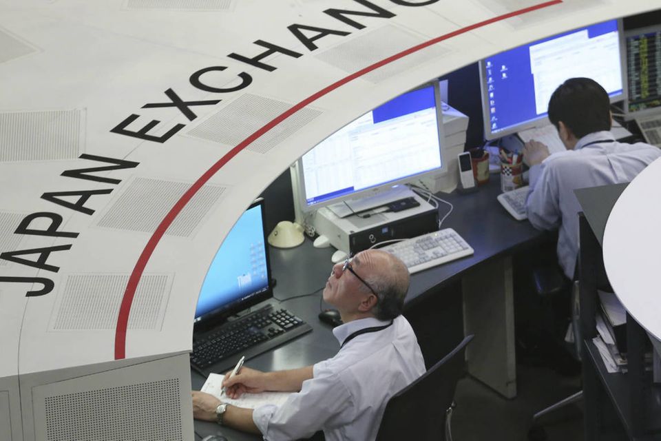 Händler an der Börse in Tokio
