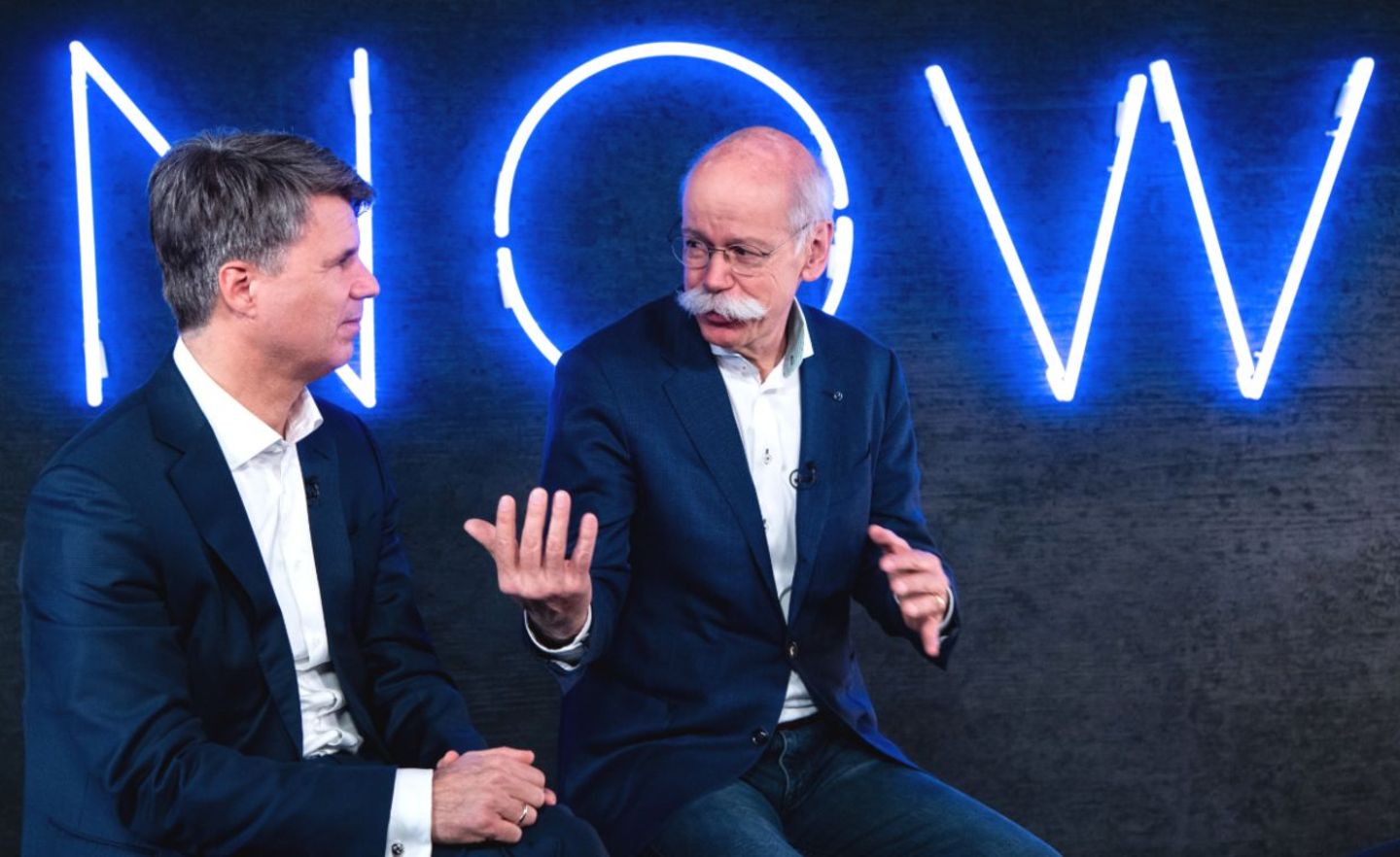 BMW-Chef Harald Krüger und Daimler-Chef Dieter Zetsche sitzen anlässlich einer Pressekonferenz zum Start des gemeinschaftlichen Mobilitätsunternehmens von BMW und Daimler vor dem Schriftzug "NOW"