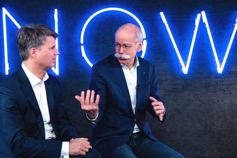BMW-Chef Harald Krüger und Daimler-Chef Dieter Zetsche sitzen anlässlich einer Pressekonferenz zum Start des gemeinschaftlichen Mobilitätsunternehmens von BMW und Daimler vor dem Schriftzug "NOW"