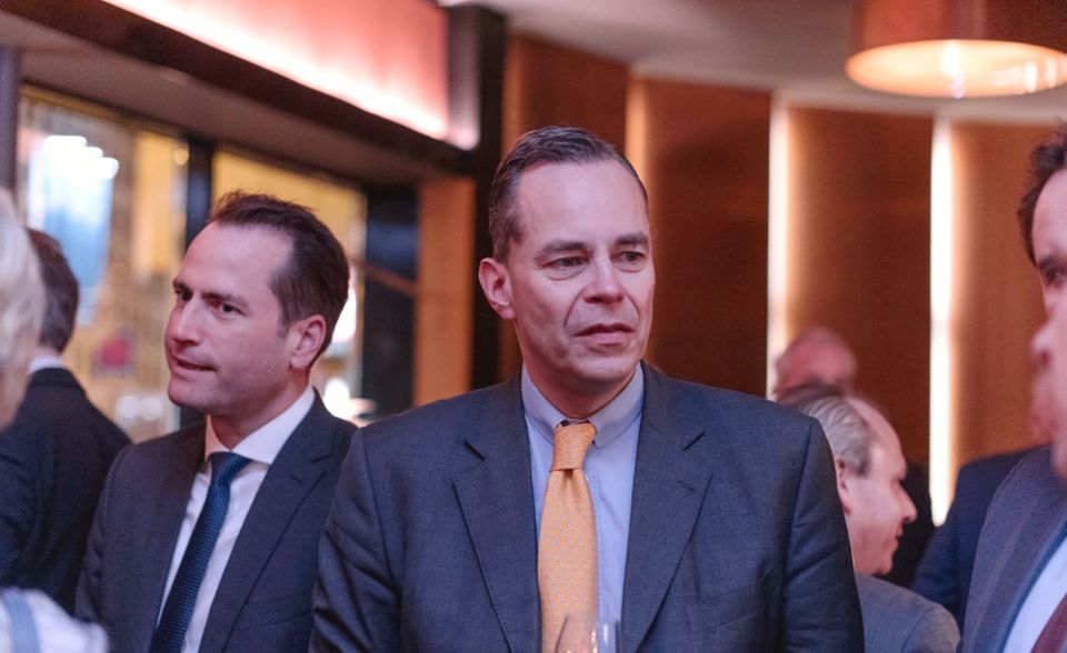 Fidelity International erreichte bei den Universalisten den zweiten Platz: Hier steht Fidelity-Deutschlandchef Ferdinand-Alexander Leisten (Mitte) neben Carsten Kutschera (links), Deutschland- und Österreich-Chef bei T. Rowe Price. Kutscheras Arbeitgeber hat den zehnten Platz in der Gesamtwertung und den siebten bei den Universalsten erzielt.