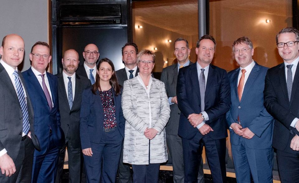Auszeichnende und Ausgezeichnete (von links): Horst von Buttlar (Chefredakteur Capital), Ralf Lochmüller (Vorstandschef Lupus Alpha), Thomas Meyer (Deutschlandchef Degroof Petercam), Thorben Pollitaras (Deutschlandchef Comgest), Petra Pflaum (Co-Leiterin Aktiengeschäft Europa DWS), Carsten Kutschera (Chef Deutschland und Österreich T. Rowe Price), Renate Mittmannsgruber (Leiterin Produktmanagement Kepler-Fonds), Ferdinand-Alexander Leisten (Deutschlandchef Fidelity International), Stefan Keitel (Sprecher der Geschäftsführung Deka Investment), Philipp Vorndran (Chefanlagestratege Flossbach von Storch), Christian Kirchner (Chefkorrespondent Frankfurt Capital)