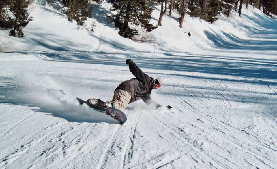 Wer für den US-amerikanischen Snowboardhersteller Burton mit Sitz in Vermont arbeitet, darf sich nicht nur über saisonale Skipässe freuen. An besonders schneereichen Tagen erhalten viele Mitarbeiter zudem „schneefrei“ und dürfen anstelle zu arbeiten auf die Piste gehen.