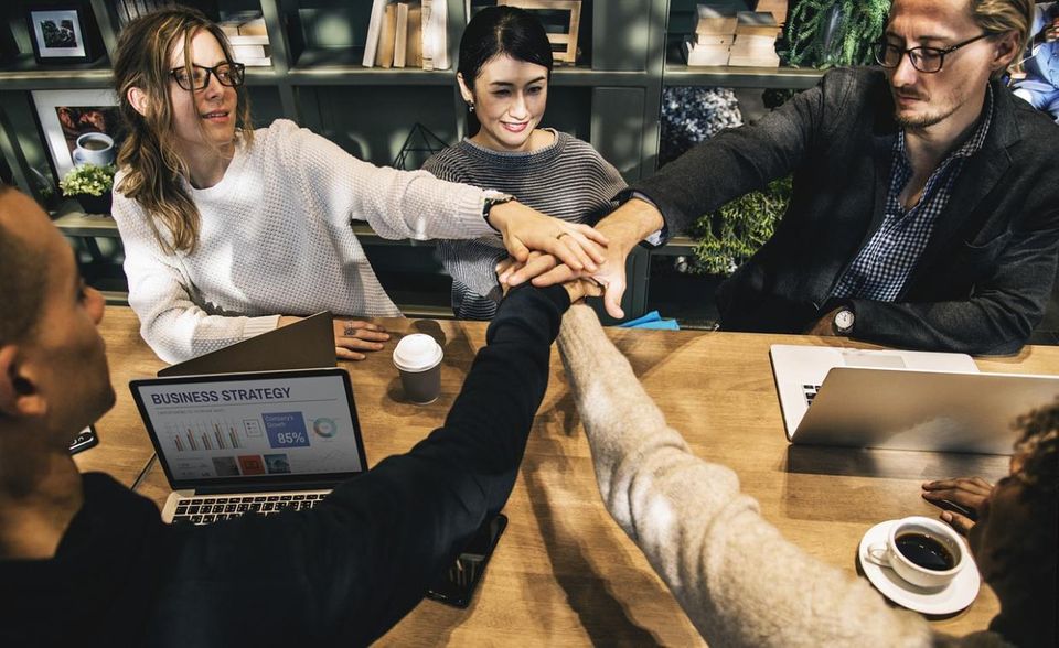 Viele Unternehmen setzen auf mehr Eigenverantwortung und Teamwork der Mitarbeiter.