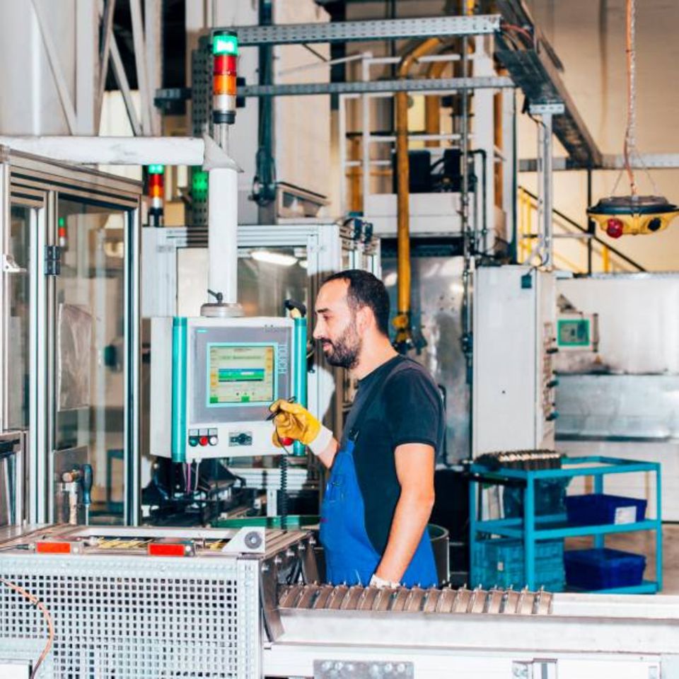 Arbeiter in der Produktion in Glinde. Das Werk hat 850 Mitarbeiter
