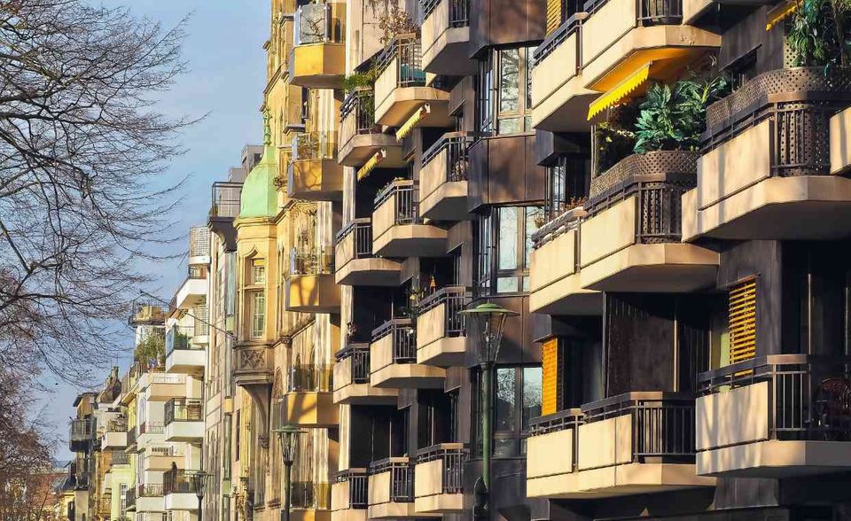 Am stärksten zogen die Quadratmeterpreise für neu gebaute Eigentumswohnungen in Düsseldorf an. Sie stiegen laut dem Immobilienverband IVD binnen eines Jahres um 16 Prozent auf 3400 Euro.