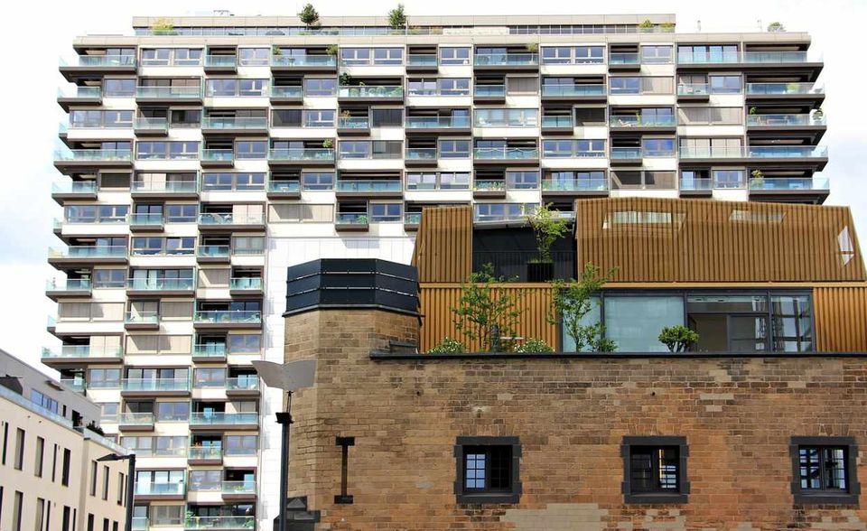 Nur moderat erhöhten sich die Preise hingegen in Köln. Das war aber kein Trost für Bauherren. Mit 3900 Euro pro Quadratmeter liegt die Großstadt bundesweit auf dem sechsten Platz.