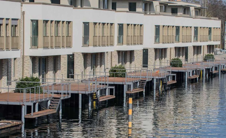 Berlin und Hamburg teilen sich den vierten Platz. Ein Quadratmeter in einer neu errichteten Eigentumswohnung kostet in beiden Städten jeweils 4000 Euro. Für Berlin fiel der Preisanstieg mit 8,1 Prozent besonders stark aus. Hamburger Bauherren sind dieses Preisniveau fast schon gewohnt. Für sie verteuerte sich der Traum von den eigenen vier Wänden binnen eines Jahres um 3,9 Prozent.
