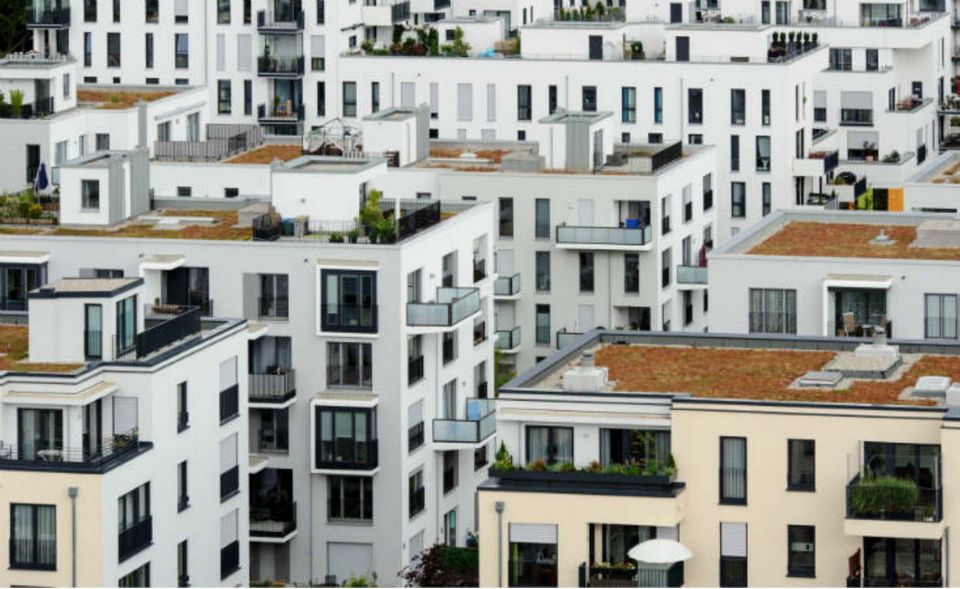 Bei diesen Preisen bricht schnell Angstschweiß aus. Das Preisniveau in München macht den Bau einer Eigentumswohnung zum Luxus. Auf 7200 Euro beläuft sich der Quadratmeterpreis aktuell. Damit liegen die Preise 10,8 Prozent über dem Vorjahresniveau, wie der IDV mitteilte.