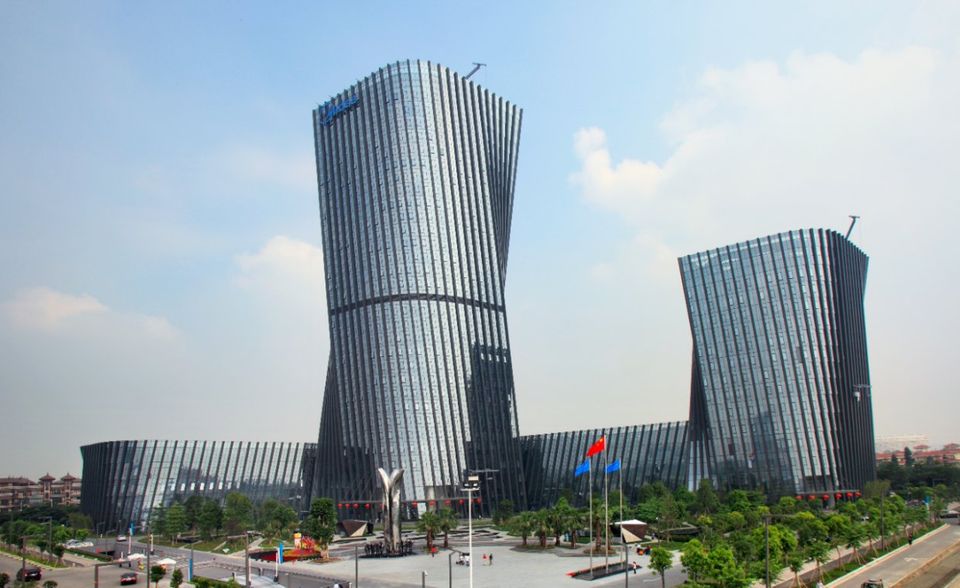 Die Midea Group wurde mit Klimaanlagen und Waschmaschinen zu einem der wertvollsten Konzerne in Asien. Das Unternehmen begann 1968 als kleine Werkstatt, in der Verschlüsse für Plastikflaschen gefertigt wurden. Mit einem Marktwert von 41,2 Milliarden Dollar sicherte sich Midea Platz drei des Rankings. Allerdings ist der Elektronikkonzern meilenweit von den beiden Spitzenreitern entfernt.