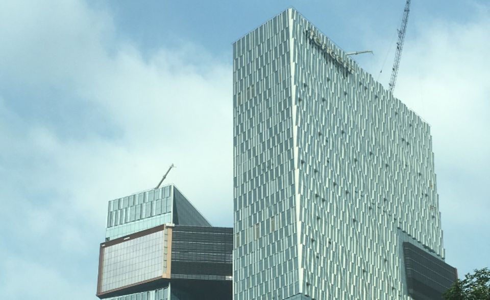 Die Tencent Holdings wurde 1998 von Ma Huateng (auch bekannt als Pony Ma) gegründet. Der CEO nimmt aktuell auf der „Forbes“-Liste der reichsten Unternehmer weltweit Platz 20 ein. Sein Internetkonzern mit Hauptsitz in Shenzhen liegt mit einem Marktwert von 434,5 Milliarden Dollar auf Platz zwei. Ein chinesischer Megakonzern ist allerdings noch wertvoller.
