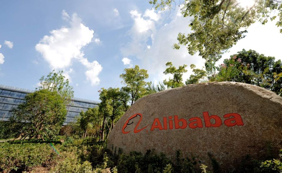 Ende der 90er Jahre wurde in China die Basis für die heutige Wirtschaftsdominanz gelegt. Ein Jahr nach Tencent gründete der ehemalige Englischlehrer Jack Ma in Hangzhou die Alibaba Group. Laut „Forbes“ liegt der Onlinehändler mit einem Marktwert von 462,7 Milliarden Dollar knapp vor Tencent.