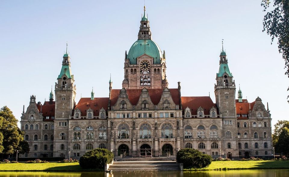Das flächenmäßig zweitgrößte Bundesland Deutschlands landet auf dem zehnten Platz. Das durchschnittliche Jahreseinkommen beträgt hier 41.310 Euro, die Arbeitslosenquote liegt bei fünf Prozent. Mit 120.000 Beschäftigten ist die Automobilindustrie der wichtigste Industriezweig des Bundeslandes. Volkswagen ist mit großem Abstand der größte Arbeitgeber gefolgt vom Autozulieferer Continental.