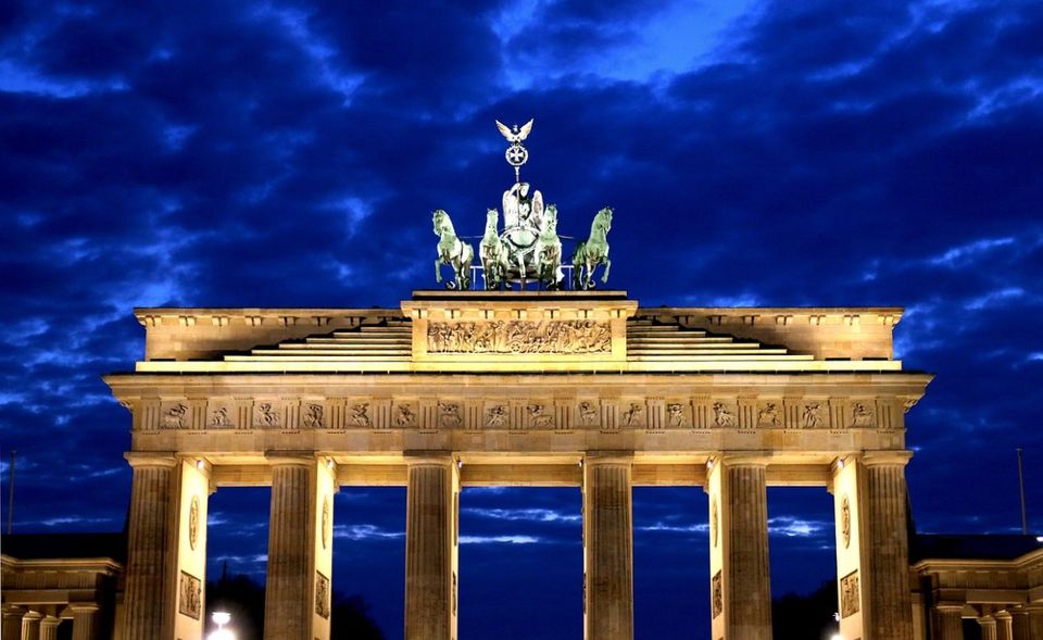 Mit einem Durchschnittsgehalt von 42.525 Euro schafft es die Hauptstadt deutschlandweit auf den neunten Platz. Unter den ostdeutschen Bundesländern liegt Berlin sogar ganz vorne.