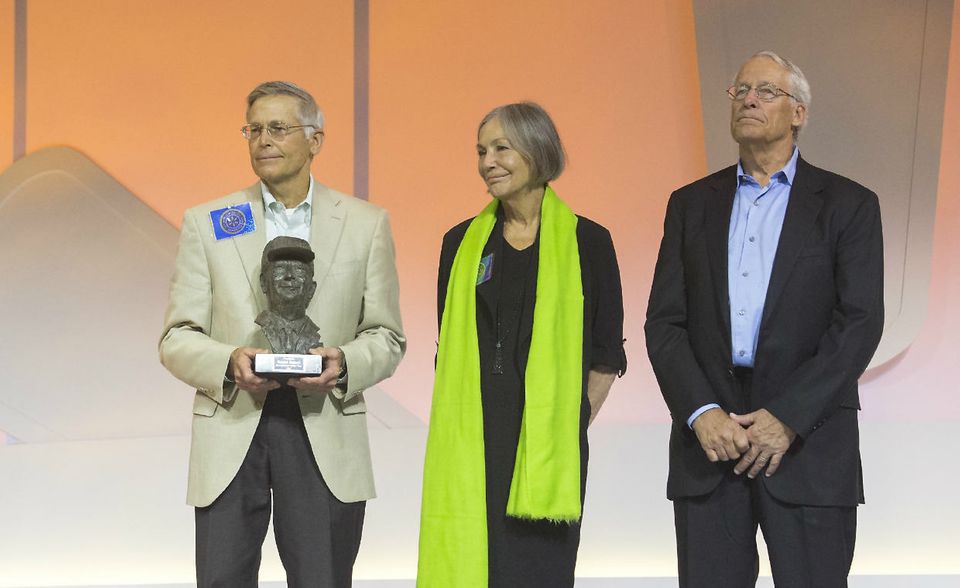 #1 Walmart Auf Platz 1 der umsatzstärksten Familienunternehmen der Welt schafft es der US-amerikanische Einzelhandelskonzern Walmart. Er wurde von Sam Walton gegründet, heute hält die Familie 50,7 Prozent an dem Unternehmen. 2017 erwirtschaftete Walmart rund 495 Mrd. US-Dollar. Mit über zwei Millionen Angestellten ist das Unternehmen zudem der größte private Arbeitgeber der Welt. Das Foto zeigt die Kinder des Firmengründers Jim, Alice und Rob Walton