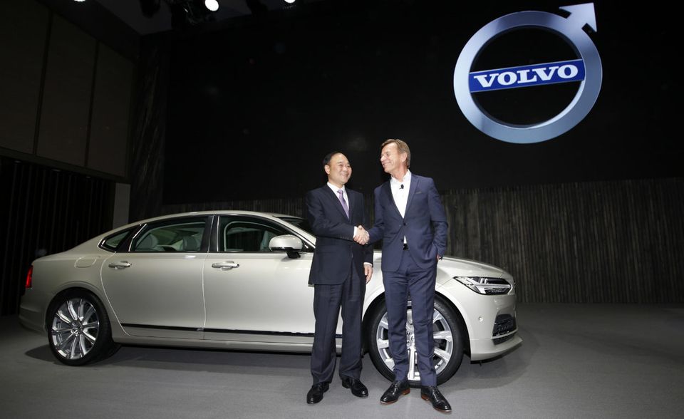 2010 übernahmen die Chinesen Volvo. Li Shufu (l.) und Hakan Samuelsson beim Handschlag