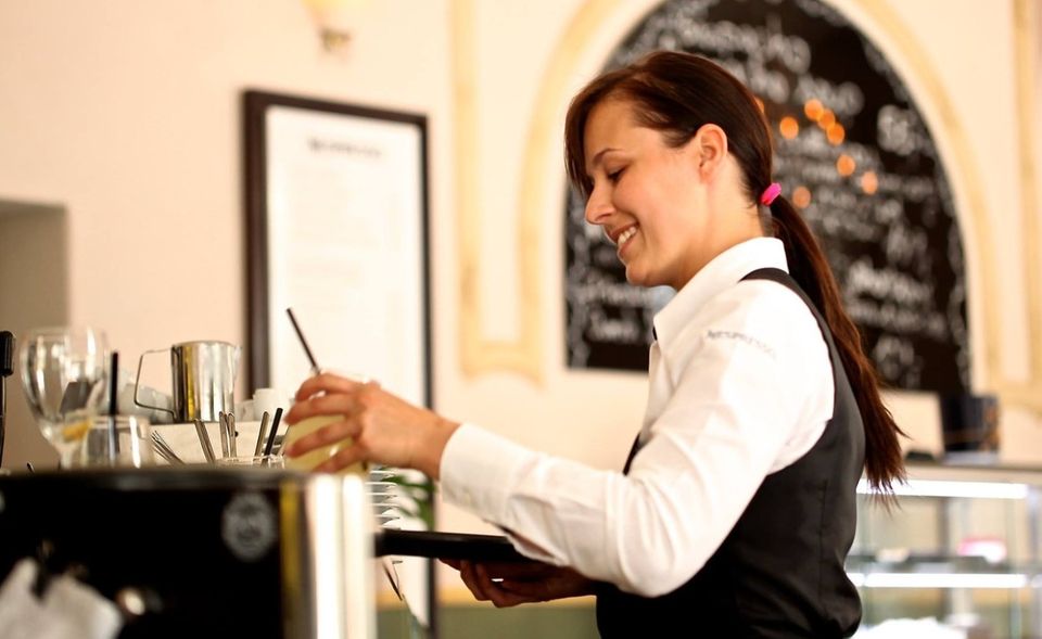 Zwischen drei und vier Monaten dauert die Karnevalssaison – von dieser Zeit profitieren vor allem Gastronomie, die Hotelbranche und die Textilindustrie. Allein in Köln ist der Umsatz der Gastronomie zwischen 2008 und 2018 um 34 Prozent auf 257 Millionen Euro gestiegen. Das Hotelgewerbe konnte seinen Umsatz sogar um 43 Prozent steigern – auf 63 Millionen Euro.