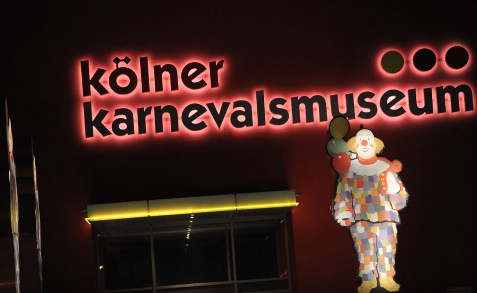 Das Institut der deutschen Wirtschaft fand heraus: Rund 3.000 Unternehmen leben bundesweit ganzjährig vom Karneval. Sie beschäftigen zusammen fast 40.000 Mitarbeiter. Allein in Köln werden rund 5.000 Arbeitsplätze durch den Karneval unterstützt.