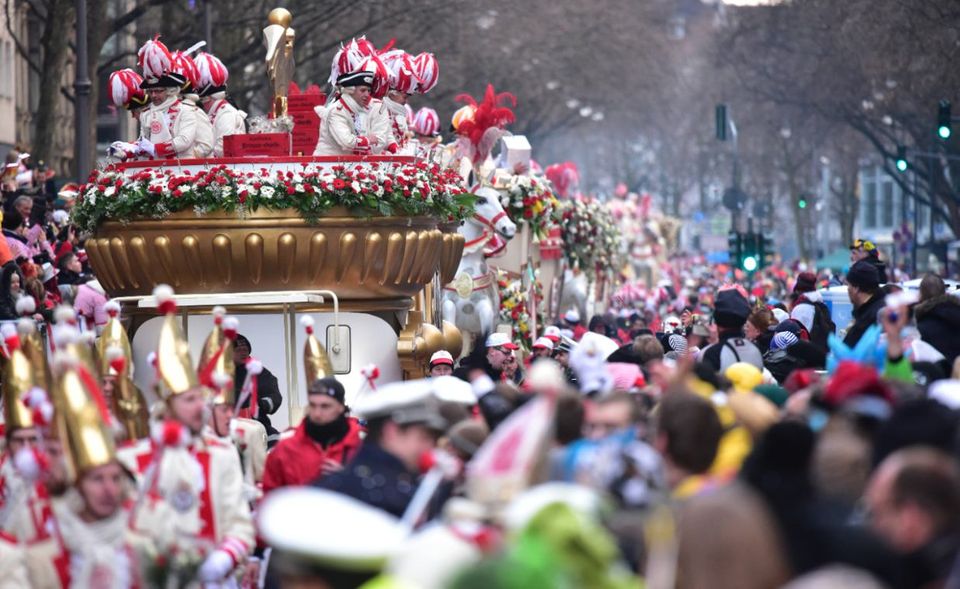 Der Kölner Karneval verzeichnet jedes Jahr steigende Besucherzahlen. Mehr als 400.000 Menschen besuchten am 11. November 2017 die Umzüge und Veranstaltungen des Kölner Karnevals. Im Vergleich zu 2008 lässt sich zudem ein Zuwachs von 14 Prozent verzeichnen, was die Kartenverkäufe für Sitzungen von Gesellschaften betrifft. Kurios: Je höher die Temperaturen, desto mehr Zuschauer sehen sich den Rosenmontagszug an. Im Schnitt kommen je zusätzlichem Grad weitere 23.000 Zuschauer.