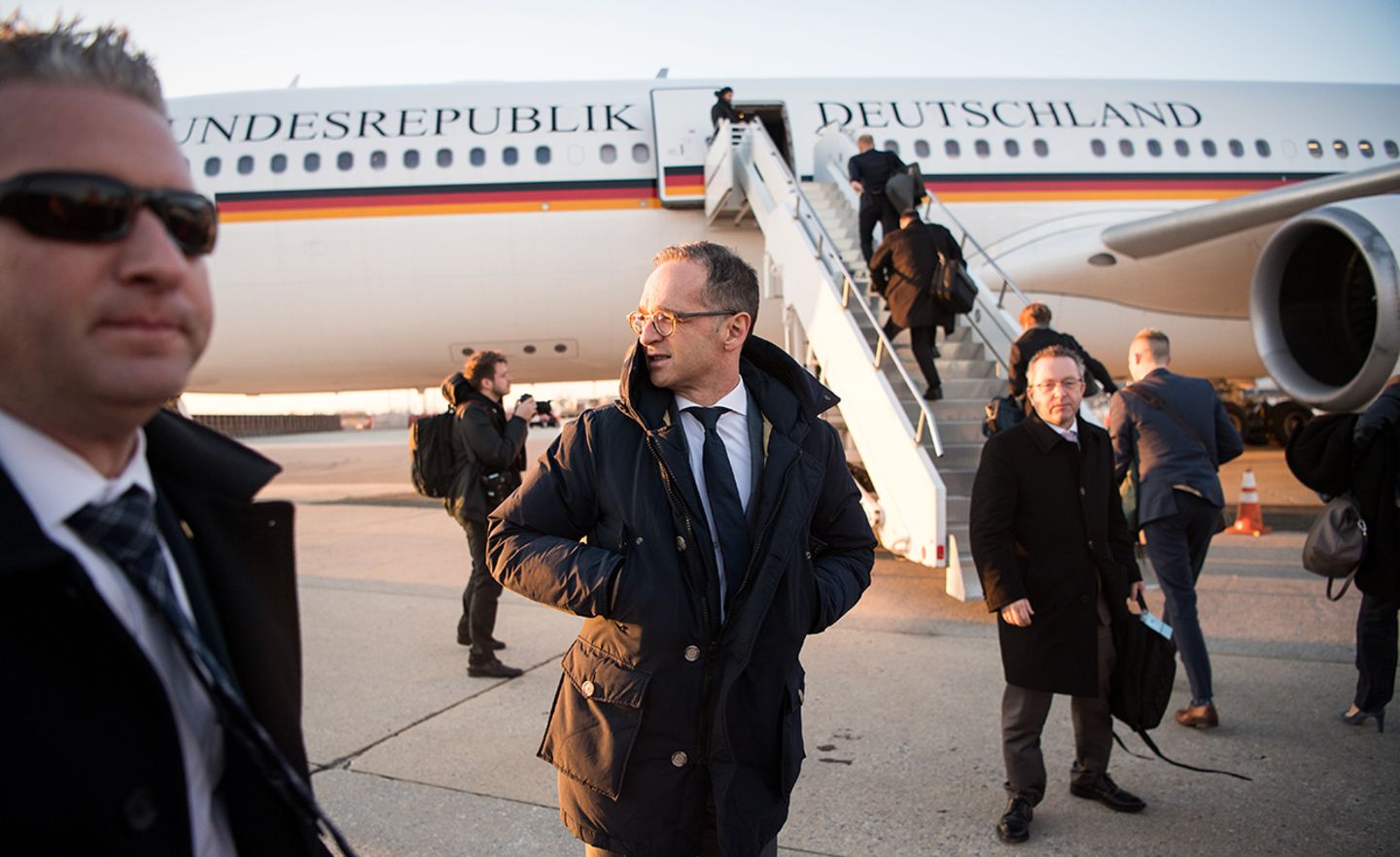 Außenminister Heiko Maas vor einem Airbus der Flugbereitschaft: Wegen eines Reifenschadens an einem Airbus A340 der Flugbereitschaft verpasste Maas vergangene Woche Termine bei den Vereinten Nationen in New York