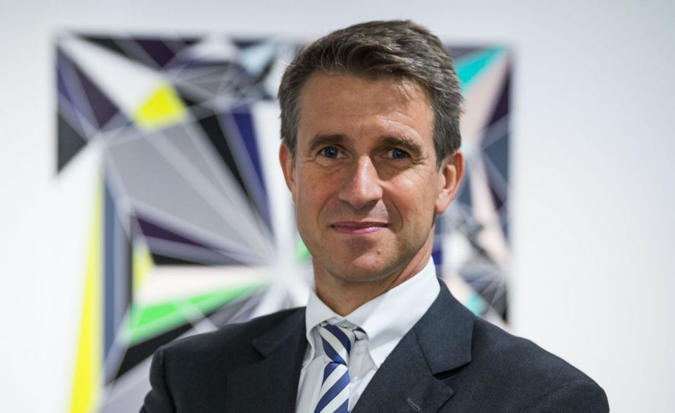 #4 Stefan Quandt Die Liste der reichsten Deutschen wird von Erben dominiert. So auch auf Platz vier. Stefan Quandt wurde dank seines Vaters Herbert Großaktionär bei BMW. Er hält aktuell mehr als 25 Prozent der Anteile an dem bayerischen Autobauer. Sein Vermögen soll sich auf 17,5 Mrd. Dollar belaufen. 700 Millionen davon soll er allein 2018 an BMW-Dividenden erhalten haben. Damit liegt Quandt in der Gesamtliste der reichsten Menschen weltweit auf Platz 60 – hinter seiner Schwester.