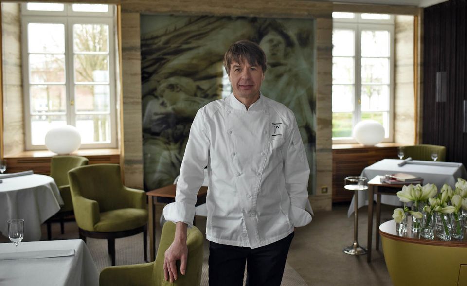 „Vendôme“ im Schloss Bensberg in Bergisch-Gladbach zählt auch 2019 zu den besten Restaurants in Deutschland. „Seit 2005 hält Joachim Wissler in dem edlen Restaurant drei Sterne - nicht ohne Grund“, urteilt der Guide Michelin. „Wo so viel Know-how und perfektes Handwerk auf immer wieder neue eigene Ideen treffen, kommen Spitzenprodukte in äußerst feinen und stimmigen Kombinationen auf den Teller.“ Das Restaurant bietet im Gegensatz zu vielen anderen Drei-Sterne-Häusern ein Mittagsmenü. Kostenpunkt: 145 Euro, rund die Hälfte des Abendmenüs.