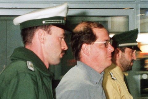 Ende einer Flucht: In Frankfurt wird Nick Leeson (M.) 1995 festgenommen