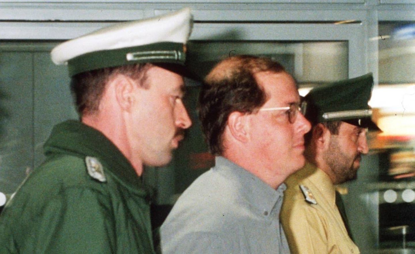Ende einer Flucht: In Frankfurt wird Nick Leeson (M.) 1995 festgenommen