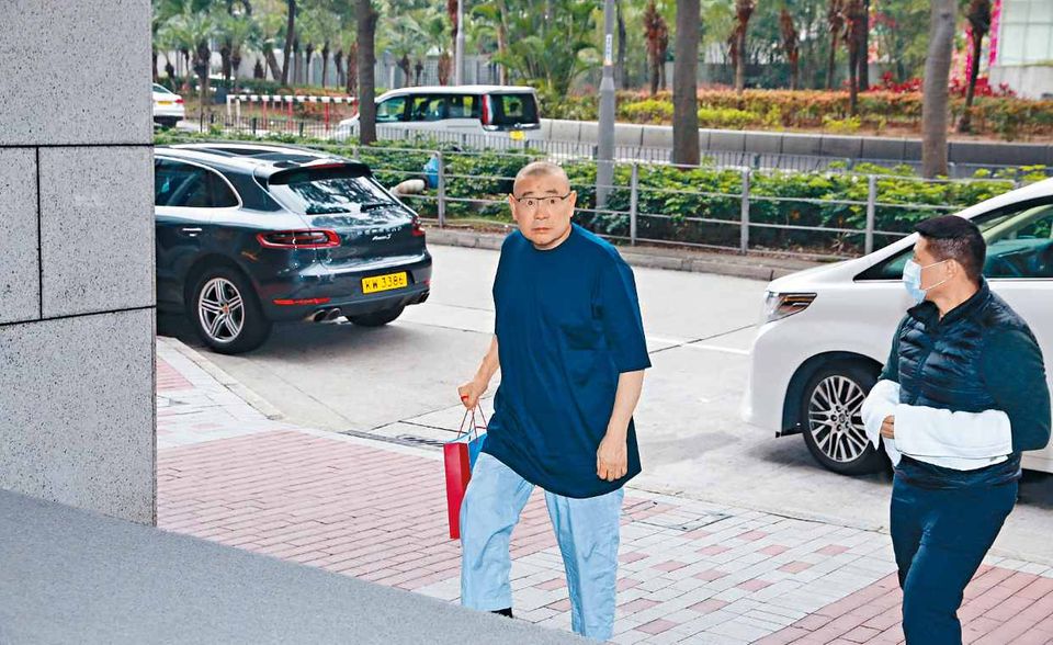 Der Immobilienhändler Joseph Lau hat in den vergangenen Jahren vor allem mit Negativschlagzeilen von sich reden gemacht. 2014 wurde er in Macau wegen Bestechung und Geldwäsche zu fünf Jahren Freiheitsstrafe verurteilt. Allerdings liefert Hongkong keine Staatsbürger an die chinesische Sonderverwaltungszone aus. Lau ist Mehrheitseigner der Investmentfirma Chinese Estate Holdings. Der Selfmademan soll laut „Forbes“ aktuell 16,9 Milliarden Dollar schwer sein (die Angaben beziehen sich jeweils auf den Stichtag 5. März 2019).