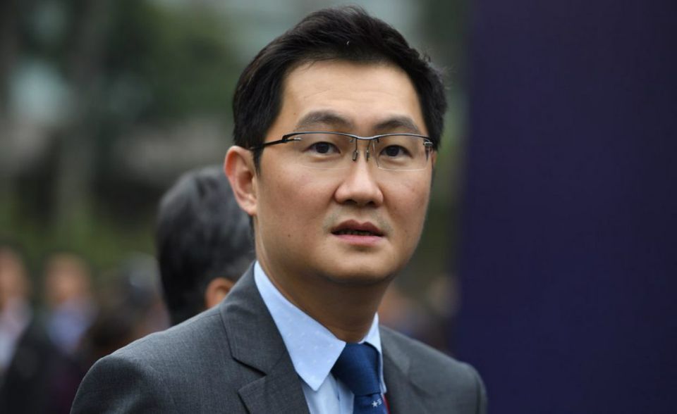 Ma Huateng bleibt der reichste Mensch in Asien. Der Chinese – international als Pony Huateng bekannt – ist Gründer und CEO von Tencent, dem größten Internetunternehmen der Volksrepublik. In der aktuellen „Forbes“-Milliardärsliste liegt Ma auf Rang 20, drei Plätze schlechter als im Vorjahr. Auch sein Vermögen verringerte sich, von 45,3 auf 38,8 Milliarden Dollar. Das bedeutet derzeit Platz 20 auf der „Forbes“-Liste der reichsten Menschen weltweit. Ma besitzt Anteile an Tesla, Spotify und der Snapchat-Mutterfirma Snap Inc.