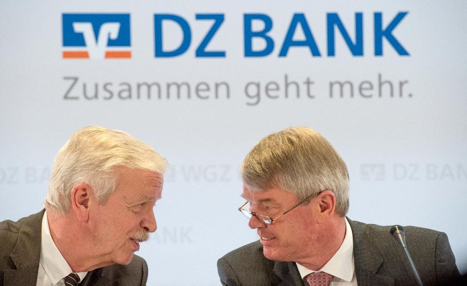 Nach vielen gescheiterten Anläufen gelingt es endlich: 2015 kündigt die damals größte Zentralbank der Genossenschaftsbanken an, die DZ Bank in Frankfurt, die zweite noch existierende genossenschaftliche Zentralbank zu übernehmen, die WGZ Bank aus Düsseldorf. Die Fusion wird 2016 vollzogen, bis 2022 dürften voraussichtlich 20 Prozent der Arbeitsplätze gestrichen werden, die das neue Zentralinstitut ursprünglich hatte. Der Zusammenschluss läuft vergleichsweise gut.