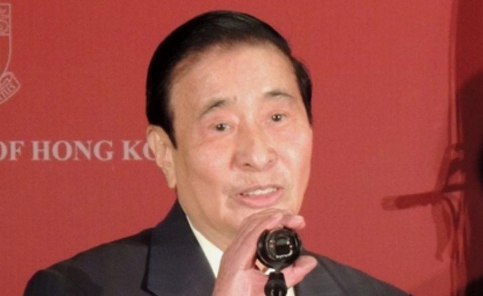 Lee Shau Kee ist ein echter Selfmade-Milliardär. Seine Familie war so arm, dass Fisch oder Fleisch nur zweimal im Monat auf den Tisch kamen. 1976 legte der Unternehmer aus Hongkong mit der Baufirma Henderson Land Development den Grundstein seines Vermögens. Das beläuft sich laut „Forbes“ aktuell auf 30,1 Milliarden Dollar. Damit hielt Lee sein Vorjahresergebnis. Angesichts der starken Konkurrenz sackte er aber vom 24. auf den 29. Rang ab.