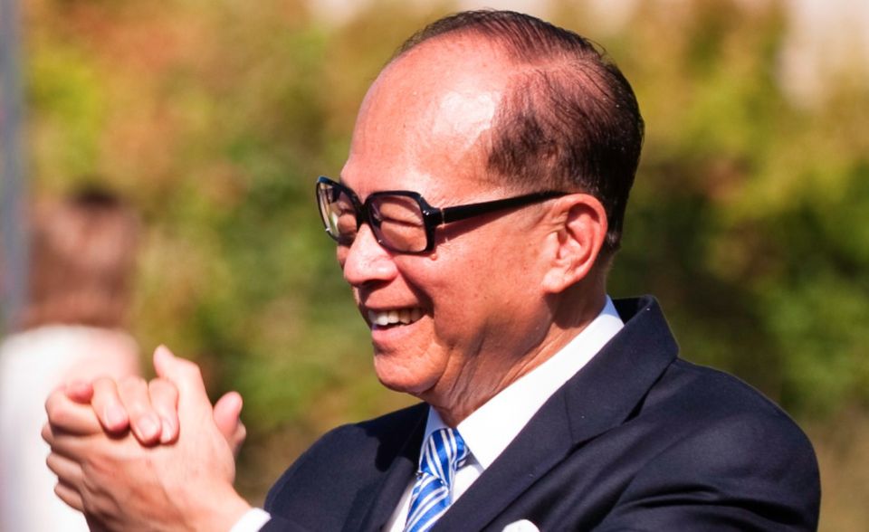 Auch für Li Ka-shing ging es im „Forbes“-Jahresranking leicht nach unten: Von 34,9 auf 31,7 Milliarden Dollar. Der Investor übergab im Mai 2018 die Leitung der CK Hutchison Holdings und CK Asset Holdings an seinen Sohn Victor. Li blieb allerdings in beratender Funktion aktiv. Kein Wunder, schließlich gilt der Unternehmer aus Hongkong weiterhin als einer der einflussreichsten Geschäftsleute in Asien.