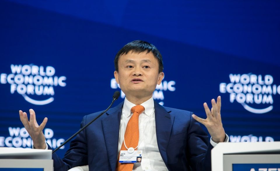 Jack Ma ist das Paradebeispiel eines modernen Selfmade-Milliardärs in China. Er arbeitete erst sechs Jahre als Englischlehrer, ehe er mit Mitstreitern die Alibaba Group gründete, heute einer der größten Online-Händler weltweit. Der Börsengang 2014 brachte 25 Milliarden Dollar ein und war der bis dato größte Börsengang der Geschichte. Ma kündigte im September 2018 an, sich binnen eines Jahres als Executive Chairman zurückzutreten und CEO Daniel Zhang den Posten zu überlassen. Mas Vermögen beläuft sich laut „Forbes“ aktuell auf 37,5 Milliarden Dollar. Damit musste er sich knapp einem Konkurrenten geschlagen geben.