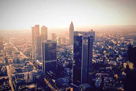 Die meisten Finanzexperten stehen einer Fusion der Deutschen Bank und der Commerzbank kritisch gegenüber.