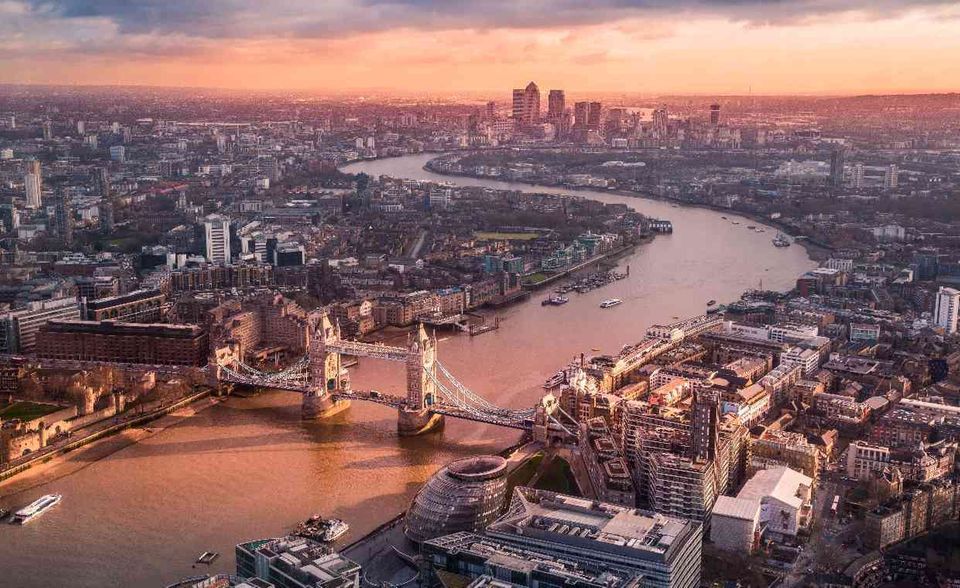 Immer noch wird England fälschlicherweise mit der britischen Insel oder gleich mit dem ganzen Vereinigten Königreich gleichgesetzt. Das liegt wohl auch an der wirtschaftlichen Strahlkraft dieses Landesteils mit der Hauptstadt London. England steuert beim BIP rund 2 der insgesamt 2,6 Billionen Dollar bei. Das entspricht in etwa der Wirtschaftsleistung von Brasilien oder Italien.