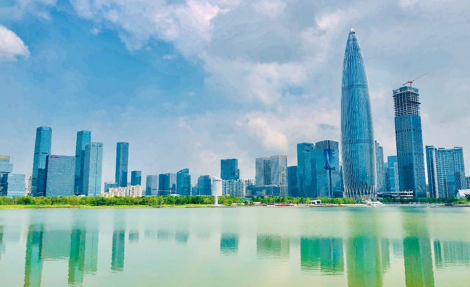 Das wichtigste Wirtschaftszentrum Chinas ist Guangdong, die bevölkerungsreichste Provinz der Volksrepublik. Hier liegen die Metropolen Guangzhou und Shenzhen. Guangdong trägt rund ein Zehntel zum Gesamt-BIP Chinas in Höhe von etwa 12.000 Billionen Dollar bei. Auf eine Wirtschaftsleistung von mehr als 1 Billion Dollar kommen auch die chinesischen Provinzen Jiangsu und Shandong.