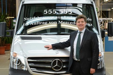 Eckart von Klaeden (CDU) war von 2009 bis 2013 Staatsminister des Bundeskanzleramtes. Seit 2014 ist er Leiter der Abteilung Politik und Außenbeziehung der Daimler AG. Laut Spiegel-Recherchen hat von Klaeden sich als Cheflobbyist des Konzerns im Bundeskanzleramt erfolgreich gegen strenge Abgastests bei Dieselautos eingesetzt.
