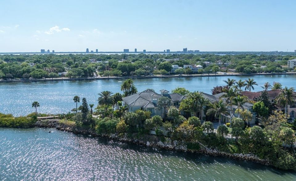 Tampa ist im Index von MIT aktuell die grünste Stadt der Welt. Die Ortschaft mit rund 380.000 Einwohnern liegt an der Golfküste Floridas. Ob Palmen oder Mangrovenwälder: Üppige Vegetation prägt in Tampa das Straßenbild. Der Green View Index in Höhe von 36,1 Prozent ist bislang ungeschlagen.