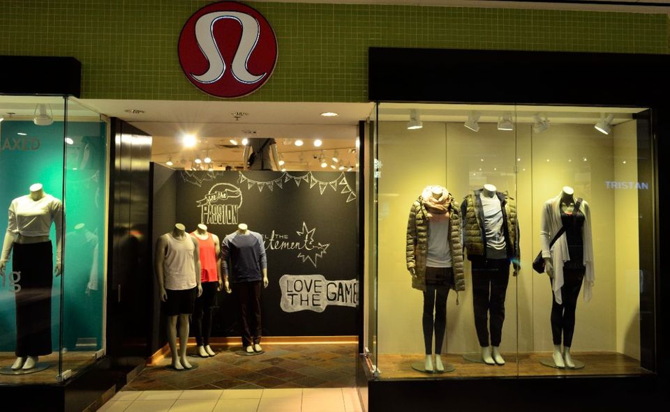 In Nordamerika gelten Leggings auch jenseits des Fitnessstudios als völlig akzeptables Kleidungsstück. Das hat zum Wohlfühl-Siegeszug der Marke Lululemon beigetragen. Das kanadische Unternehmen ist vor allem für hochpreisige Yoga-Bekleidung bekannt und mit dem Konzept auch in Deutschland vertreten. Ein Paar Leggings kostet locker um die 100 Euro. Der BrandZ-Index 2018 beziffert den Markenwert auf 3,91 Milliarden Dollar.