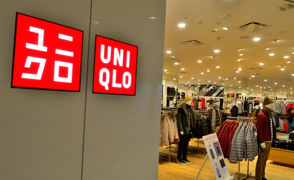 Luxus und Understatement zu erschwinglichen Preisen – mit diesem Konzept ist Uniqlo zu einem der weltweit führenden Fast Retailer aufgestiegen. Die Marke des 1949 gegründeten, japanischen Unternehmens soll aktuell 8,17 Milliarden Dollar wert sein. Ramsch-Ecken wie bei der Konkurrenz sind in den Uniqlo-Läden nicht zu finden. Viele Kleidungsstücke sind eingeschweißt, in der Umkleide stehen für die Anprobe Muster bereit.