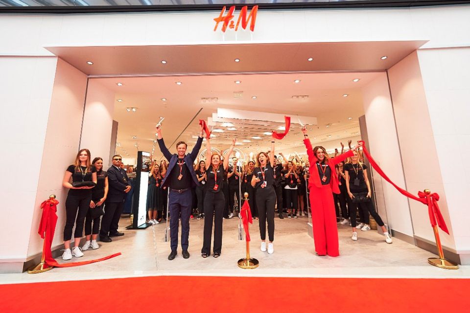 1947 eröffnete der schwedische Unternehmer Erling Persson sein erstes Geschäft. Angeboten wurde nur Bekleidung für Damen, daher der Name „Hennes“ (für sie). 1968 übernahm das Unternehmen den Herrenausstatter Mauritz Wildforss. Der Name Hennes & Mauritz war geboren. H&M ist nach Inditex das zweitgrößte Modeketten-Unternehmen der Welt. Zum Konzern gehören noch die Marken COS, & Other Stories sowie Monki. Die Stammmarke H&M ist laut BrandZ aktuell 8,88 Milliarden Dollar wert.