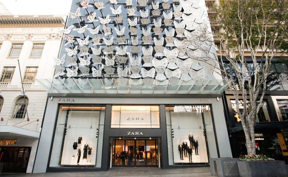 Mit Platz zwei geht es sprunghaft nach oben. Zara ist laut BrandZ 26,86 Milliarden wert. Alles begann 1975 mit einer Boutique im spanischen A Coruña. Firmengründer Amancio Ortega machte daraus eine weltumspannende Modekette, die zum Kern seines Konzerns Inditex wurde. Zara ist dafür bekannt und berüchtigt, Trends von den Laufstegen umgehend in die Geschäfte zu bringen – teils noch schneller als die Designer selbst. Ortega wurde damit zu einem der reichsten Menschen der Welt. Er belegt in der aktuellen „Forbes“-Milliardärsliste Platz sechs und ist damit der reichste Europäer.