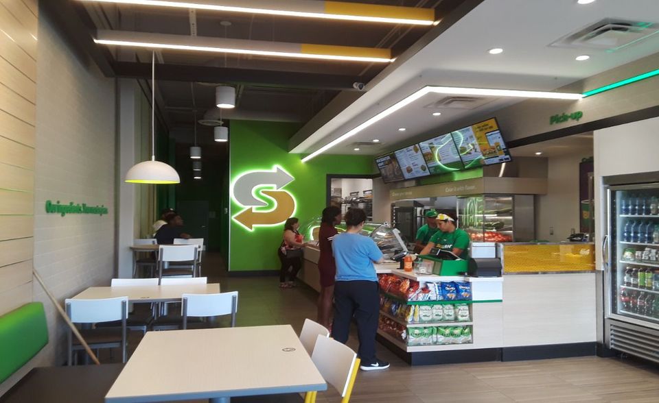 Zugegeben: Beim Belegen der Brote kann ziemlich viel schiefgehen. Aber muss das Schmieren der Stullen deshalb gleich zur Kunstform erhoben werden? Ja, findet offenbar die US-Fast-Food-Kette Subway. Bei ihr sind sogenannte Sandwich Artists am Werk. Es gibt natürlich auch Senior Sandwich Artists. Was die „Senior“-Führungskräfte mitbringen müssen, stellt Subway in seiner Jobbörse klar: „Für eine Bewerbung setzen wir einen Schulabschluss voraus. In einigen Restaurants werden jedoch auch Schüler eingestellt.“ Übrigens: „Sandwich Artist“ ist in den USA eine angemeldete Marke. Kaum vorstellbar, dass ein Konkurrent Subway diesen Titel streitig machen würde.