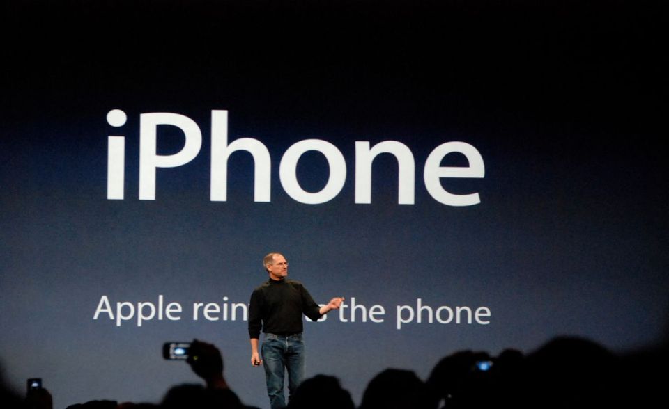 Vielleicht war der Ausdruck ironisch gemeint. Vermutlich aber eher nicht. Wohl kein anderes Unternehmen als Apple konnte einen „Evangelisten“ beziehungsweise „Prediger“ ausrufen, ohne dafür von der Branche lauthals ausgelacht zu werden. Als der erste „Technology Evangelist“ im Silicon Valley gilt Mike Boich. Seine Aufgabe war es, die frohe Kunde vom ersten Macintosh Computer zu Entwicklern und Kunden zu tragen und die Schar der Apple-Jünger um Steve Jobs zu mehren.