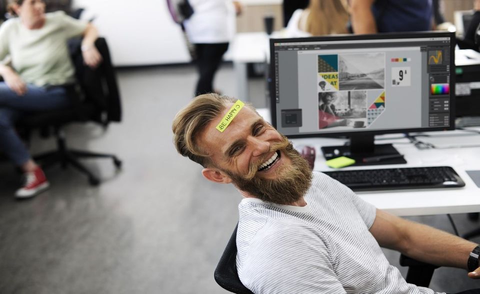 Die Jobplattform Indeed hatte Anfang April 2019 57 Vollzeit- und Teilzeitstellen für Happiness Manager im Angebot. Sogar drei Praktikantenstellen wurden gefunden. Aber was macht ein Glücksmanager? Er oder sie kümmert sich um die Zufriedenheit der Kollegen oder auch der Kunden. „Produktivitätsmanager“ klingt natürlich zu trocken. Manche Firmen tun es bei der Jobbeschreibung nicht unter vor Glücksseligkeit glucksenden Kindern und immergrünen Weidegründen. Fast könnte man meinen, sie hätten den Online-Generator „Bullshitjob.com“ zu Rate gezogen. Der bastelt auf Wunsch dreiteilige Jobtitel im Stile von „Forward Research Officer“ oder „Dynamic Accountability Officer“.