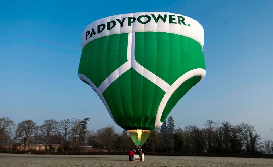 Gesucht: UK PR & Mischief Champion. So hieß es in einer Stellenanzeige des Sportwettenanbieters Paddy Power Betfair. Die Jobbezeichnung klingt irgendwie nach Harry Potter. Tatsächlich ist der „Meister des Unfugs“ eine Mischung aus Marketingexperte und hauptberuflichem Streichespieler. Der Mischief Champion soll mit ausgefallenen Werbeaktionen seinen Arbeitgeber in den Schlagzeilen halten. Der Posten wurde von 2013 bis 2015 von Harry Dromey ausgefüllt.