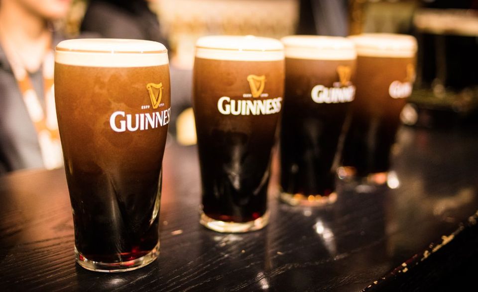 #8 Guinness Guinness ist Kult und Lebensgefühl zugleich. Das bittere, schwarze Stout mit der cremigen Schaumkrone ist Inbegriff der irischen Pubkultur. Das Museum zu der 1759 gegründeten Stammbrauerei in Dublin gehört zu den beliebtesten Sehenswürdigkeiten der Hauptstadt. Guinness verdankt den charakterischen Schaum übrigens der speziellen Zapfart. Während Bier normalerweise nur mit Kohlendioxid gezaptft wird, kommen beim Guinness 70 Prozent Stickstoff hinzu. Ein ähnlicher Prozess kommt beim hippen Nitro Coffee zum Einsatz. Die Biermarke ist laut BrandZ-Index aktuell 4,14 Milliarden Dollar wert. Guinness gehört zum britischen Konzern Diageo, dem weltweit größten Spirituosenhersteller.