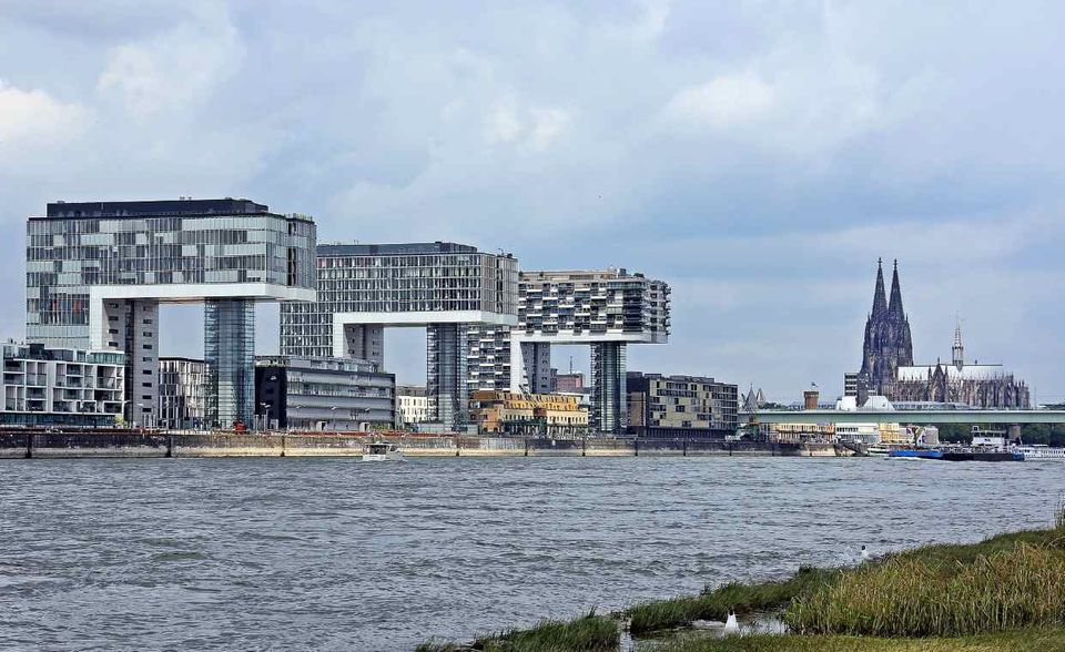 Köln und Düsseldorf hielten in der GDV-Statistik den Wert aus dem Vorjahr. Die Versicherer registrierten im Durchschnitt 0,8 Diebstähle pro 1000 Pkw. Düsseldorf mag damit im Bundesvergleich am Ende des oberen Drittels liegen. In einer Hinsicht ist die Metropole aber leider Spitze. Nirgendwo sonst wurden 2018 derart teure Wagen gestohlen. Pro Diebstahl lag der Schaden hier durchschnittlich bei 30.312 Euro. Den niedrigsten Wert unter den Großstädten gab es in Karlsruhe mit 11.492 Euro.